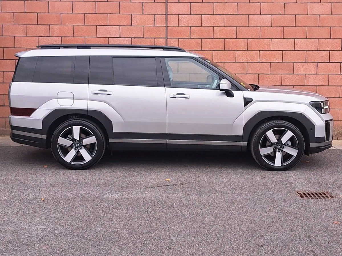 Hyundai Santa Fe 4 Wheel Drive Plug In Hybrid Pre - Image 4