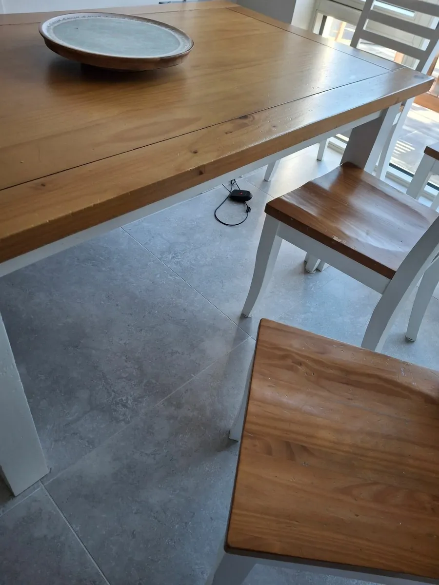 BEAUTIFUL WHITE TABLE AND 6 CHAIRS - Image 4