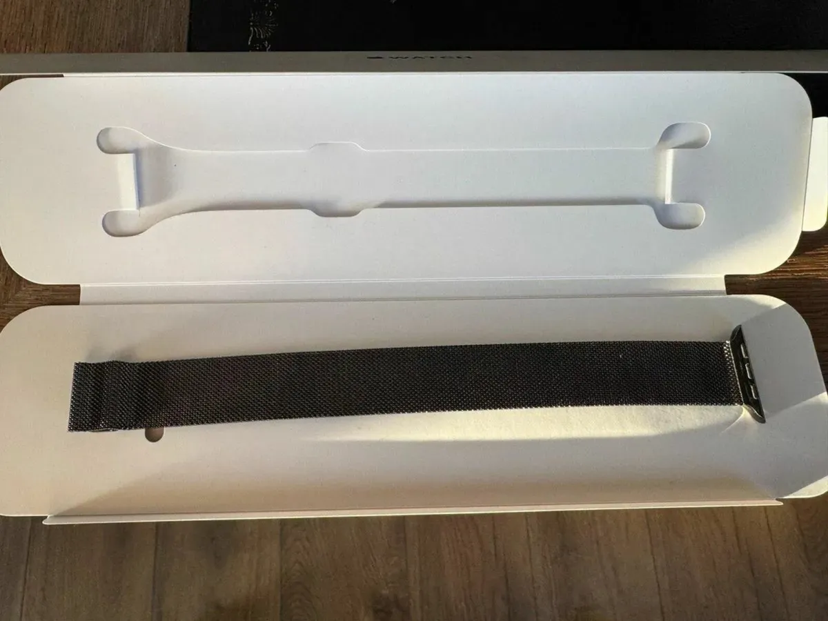 2 x Apple watch 8 & 6 Series - Image 1