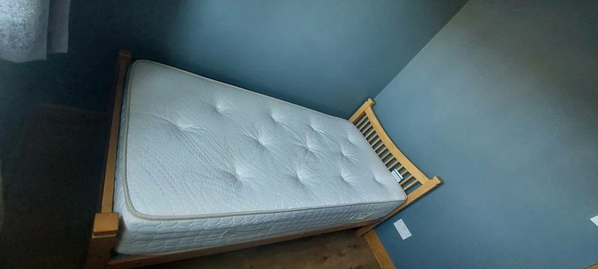 Single bed - Image 1