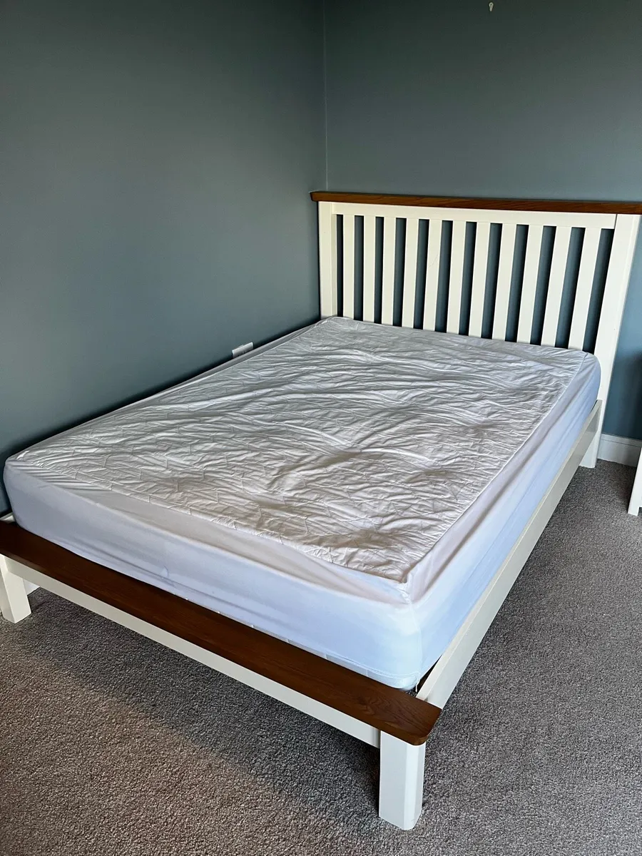 Double bed and lockers - Image 1