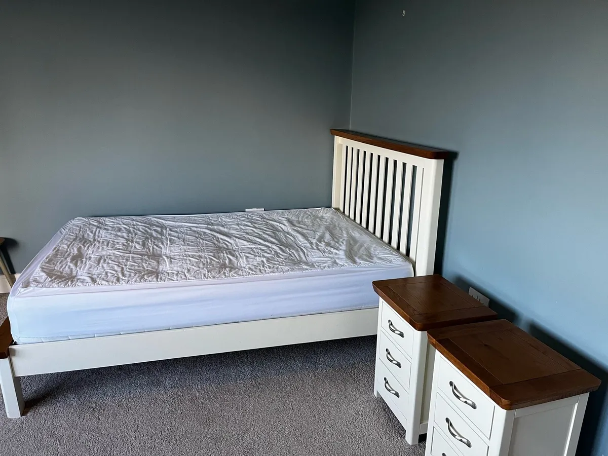 Double bed and lockers - Image 3