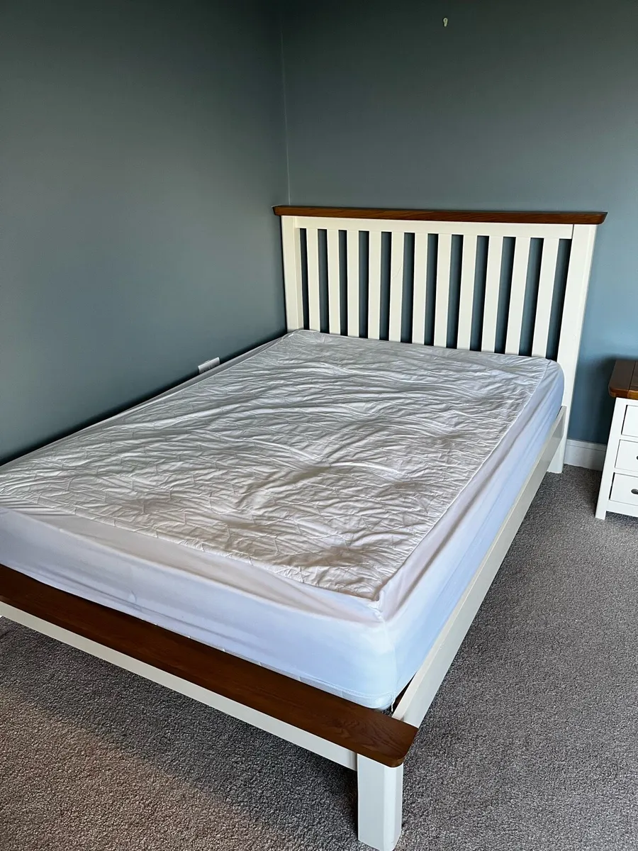 Double bed and lockers - Image 4