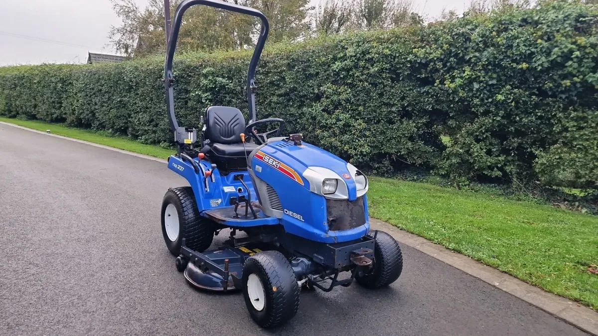 Iseki Compact Tractor Ride on Mower Lawnmower - Image 2