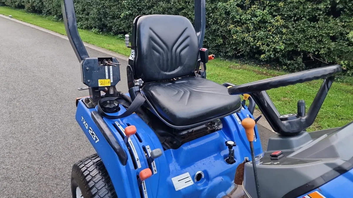 Iseki Compact Tractor Ride on Mower Lawnmower - Image 4