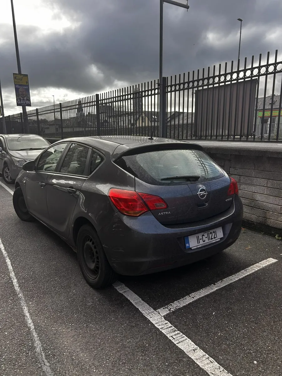 Opel Astra 2011 - Image 2