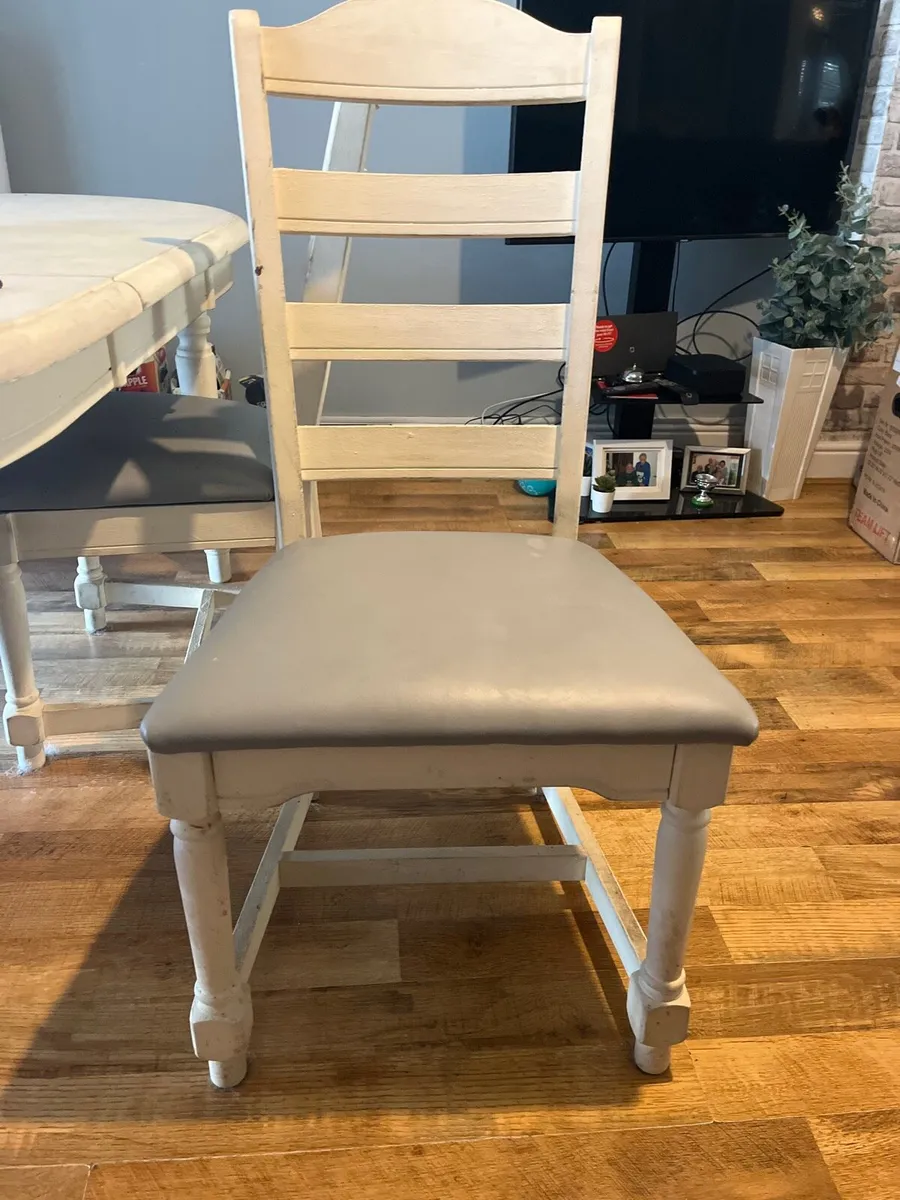 Table and Chairs - Image 4