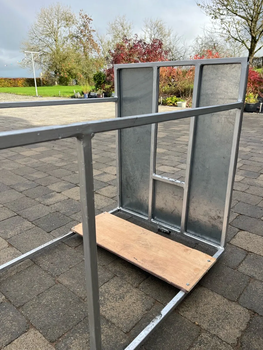 Sheep/lamb fostering crate - Image 3