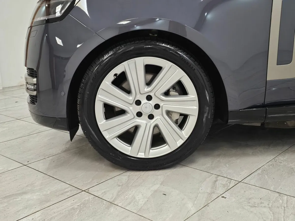 Land Rover Range Rover HSE MODEL - Image 4