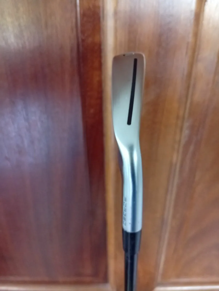 TaylorMade p790 Tungsten 2 Iron as New - Image 3