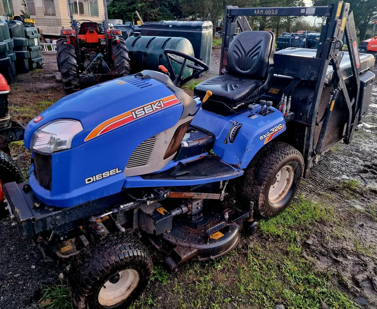 ISEKI SXG326 Hi Tip ride on mower lawnmower
