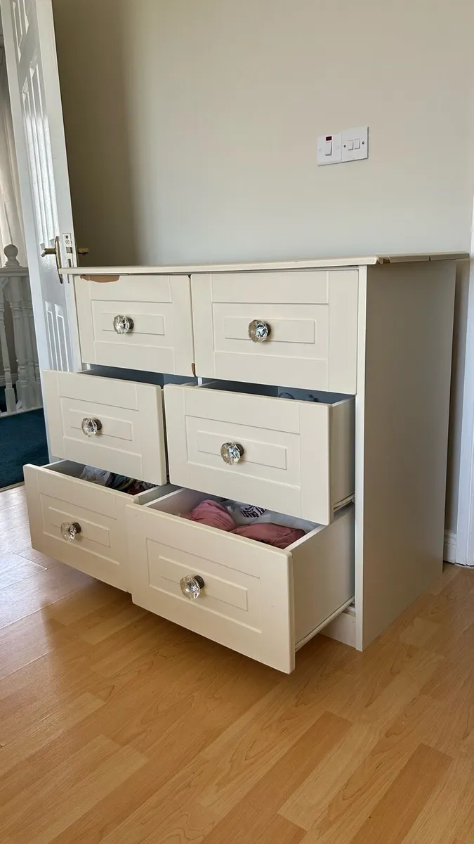 Chest of drawers