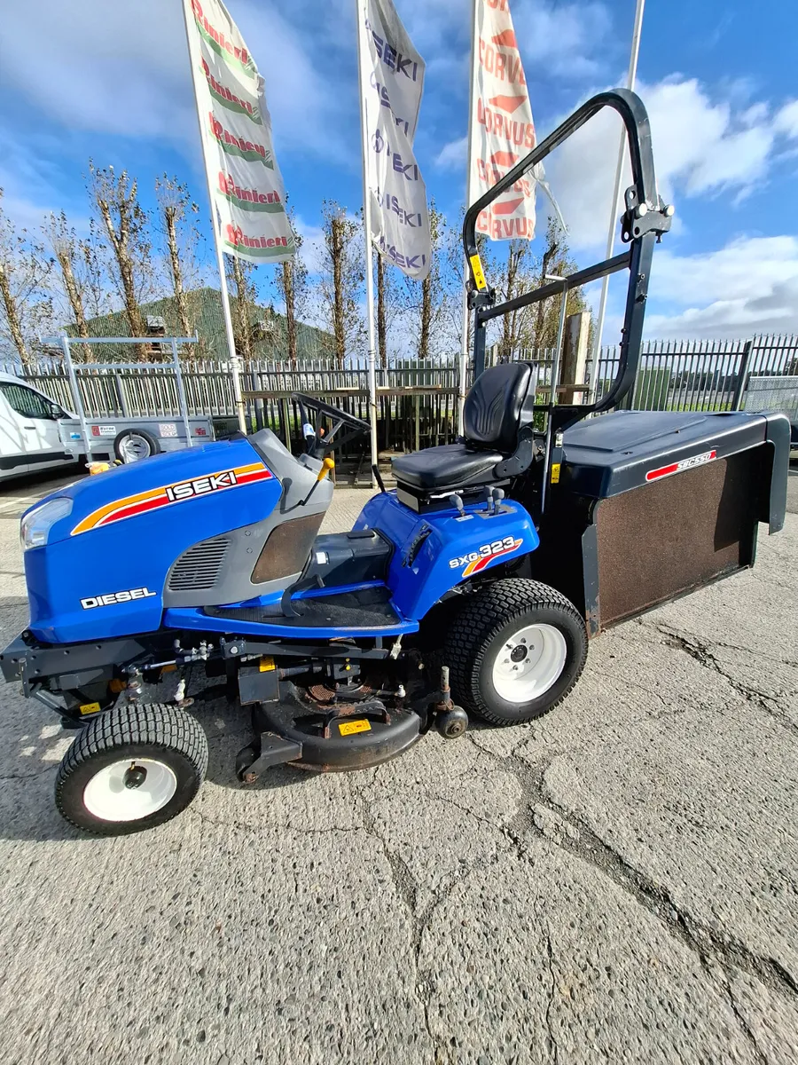 Iseki SXG323 Low Dump Mower - Image 2