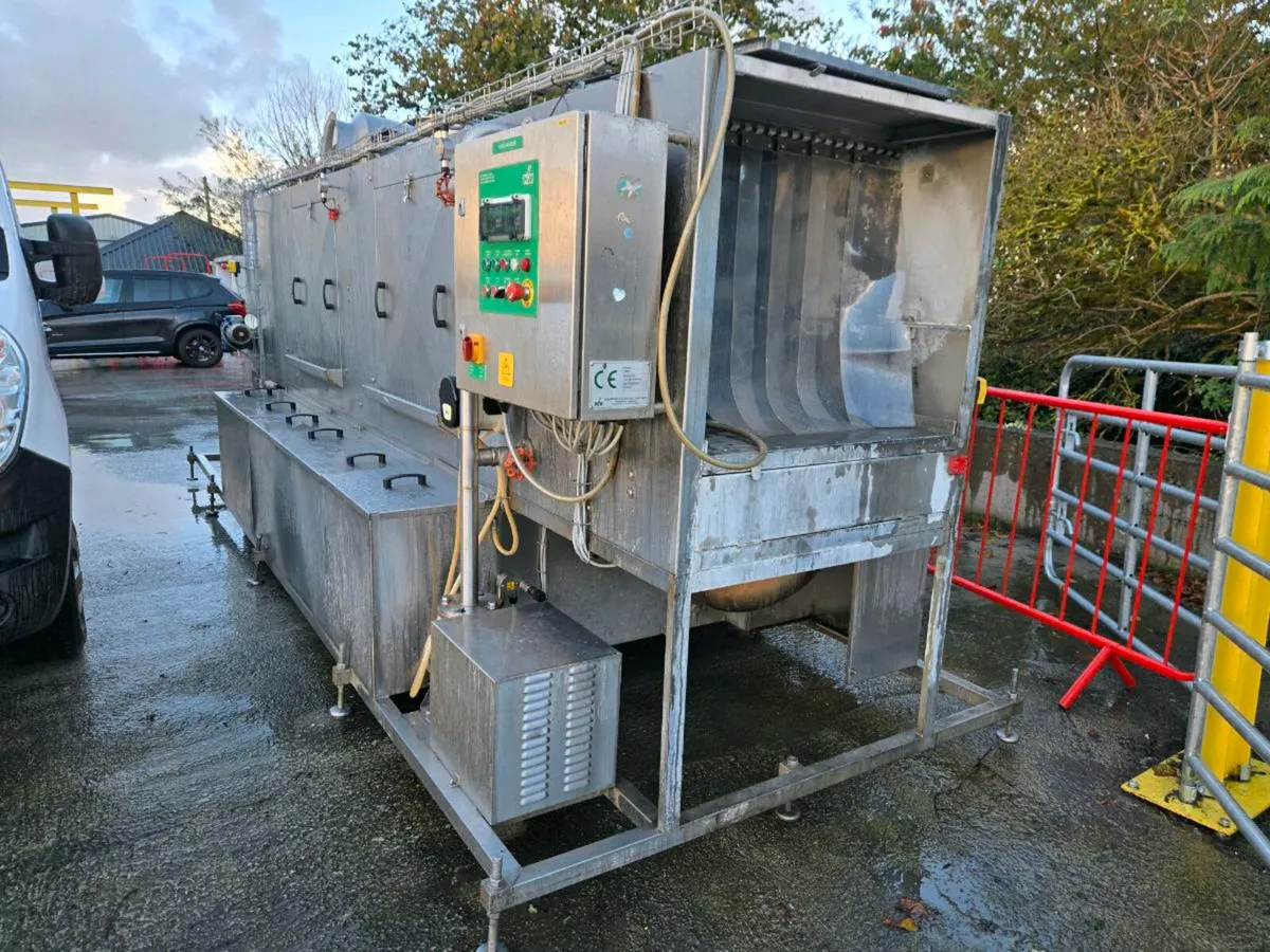 Industrial dishwasher - Image 1