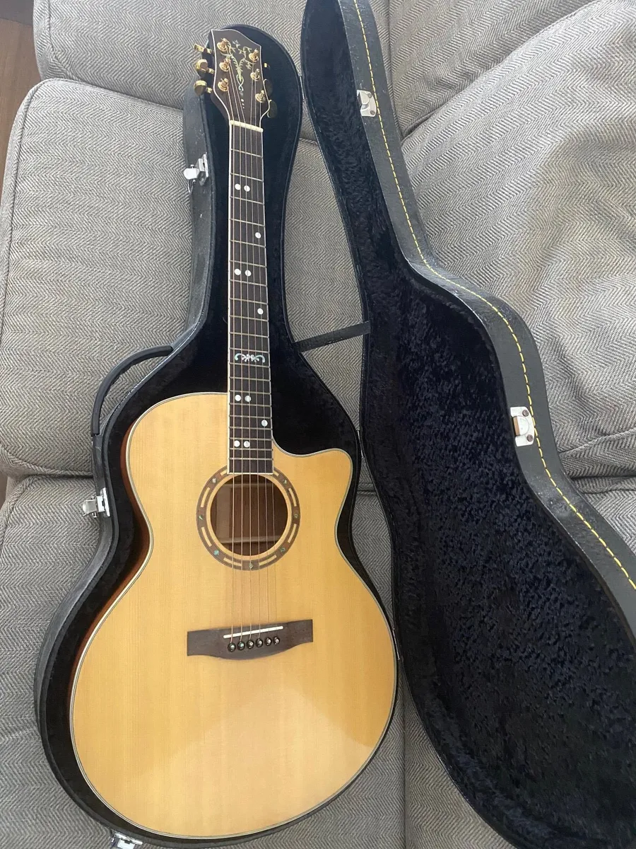 acoustic guitar - Image 1