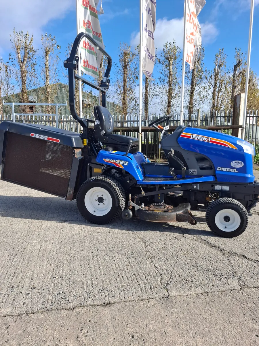Iseki SXG323 Low Dump Mower - Image 3