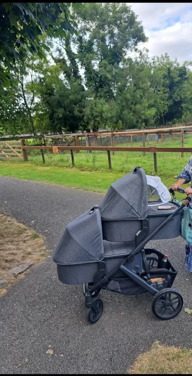 Twin Vista Uppa stroller with Bassinet - Image 1