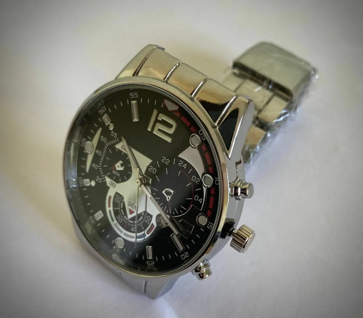 Stylish Men's Black Chronograph Quartz Watch - Image 3