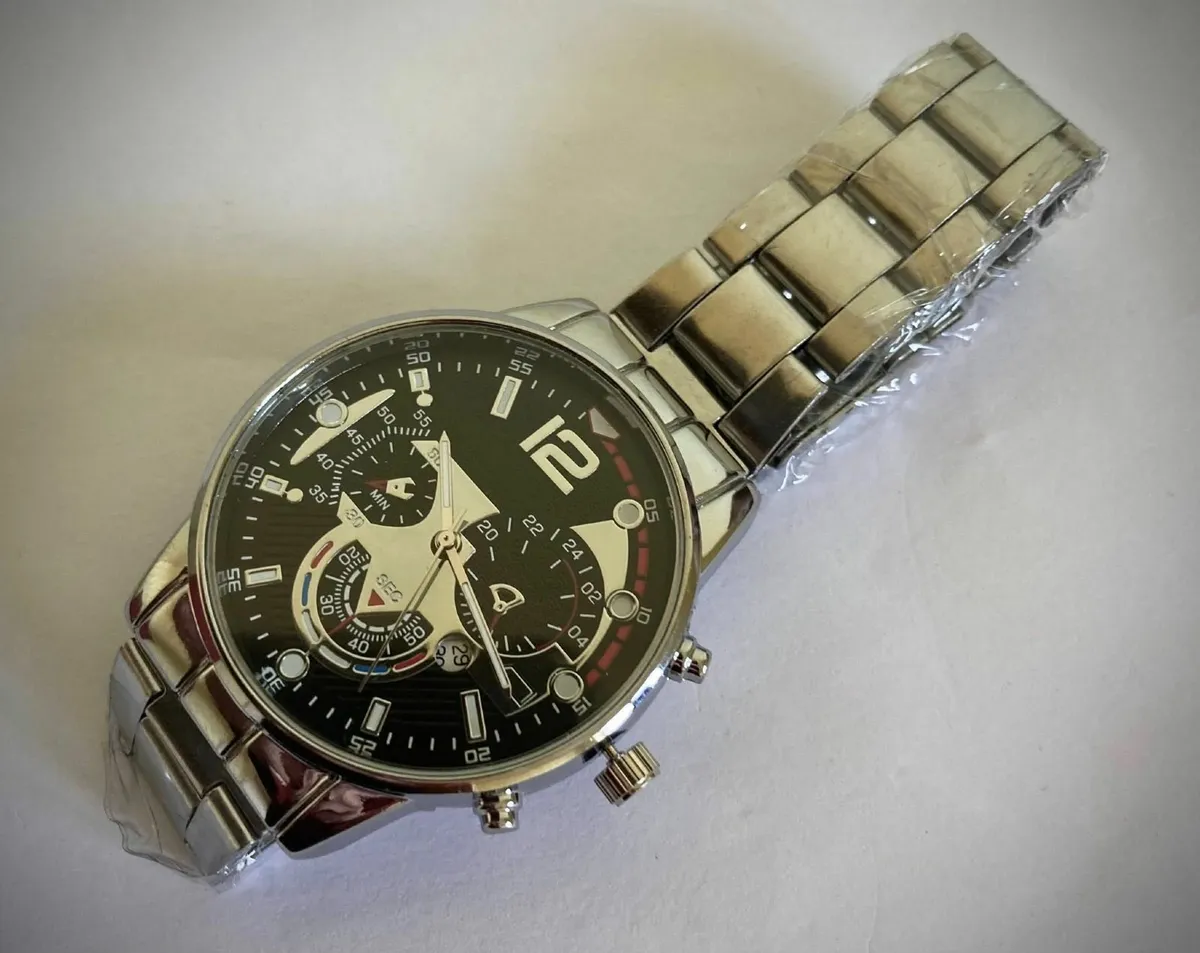 Stylish Men's Black Chronograph Quartz Watch - Image 4