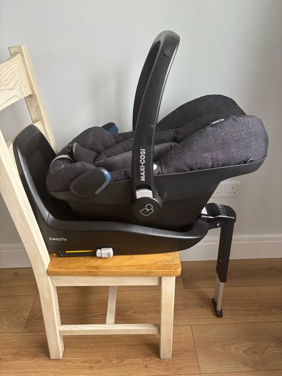 Maxi-cosi infant car seat & Isofix base - Image 1