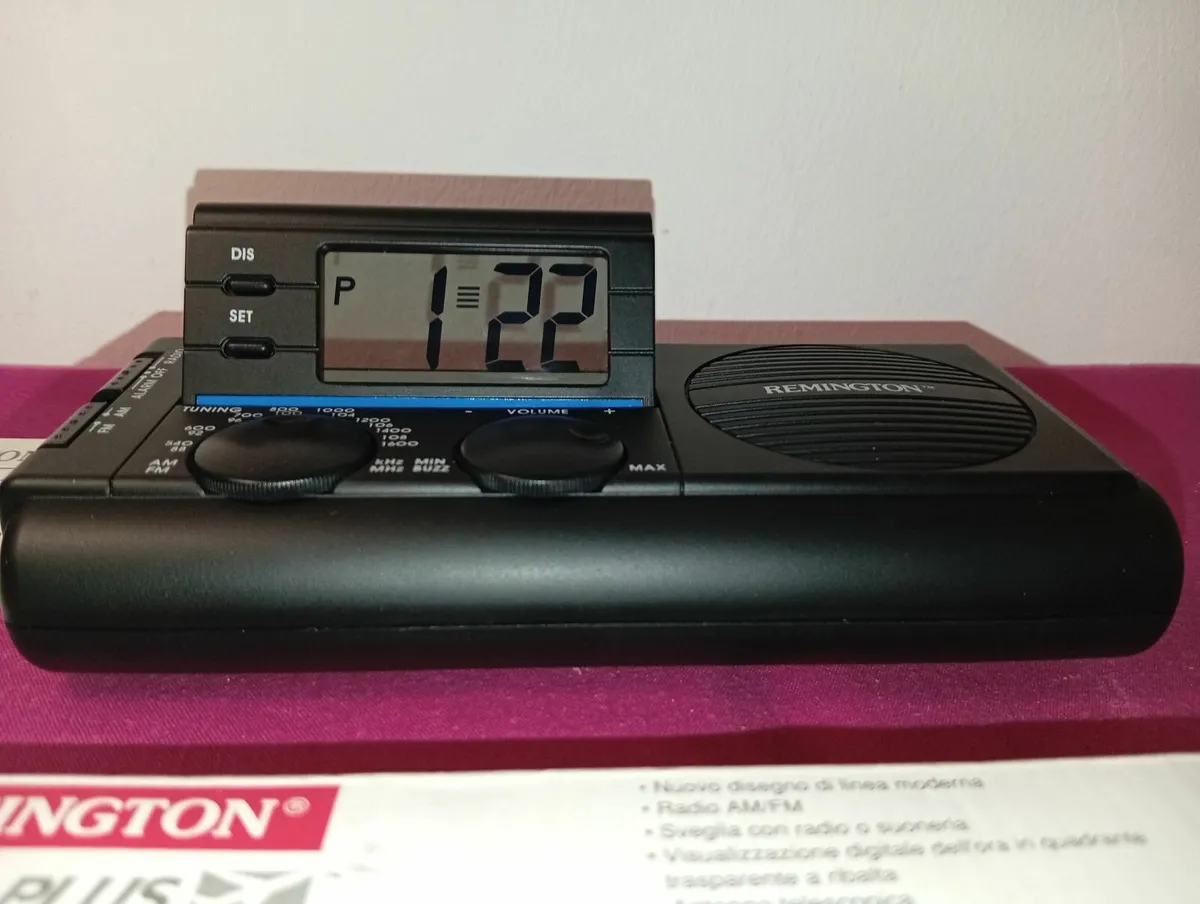 Vintage  Alarm Clock Radio Remington Retro Travel - Image 2