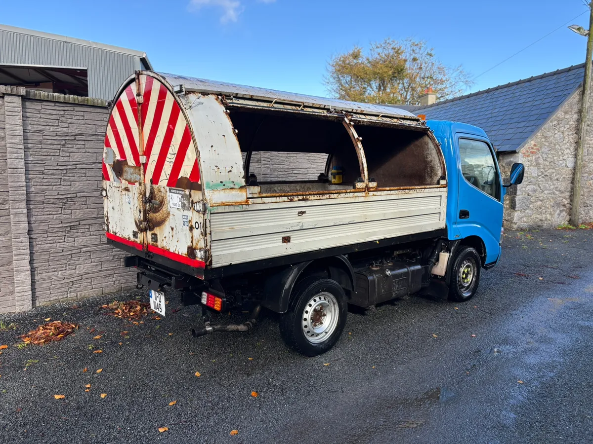 Toyota Dyna Tipper - Image 4