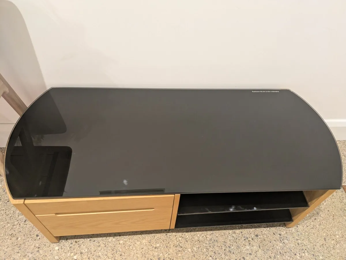 TV stand - Image 1