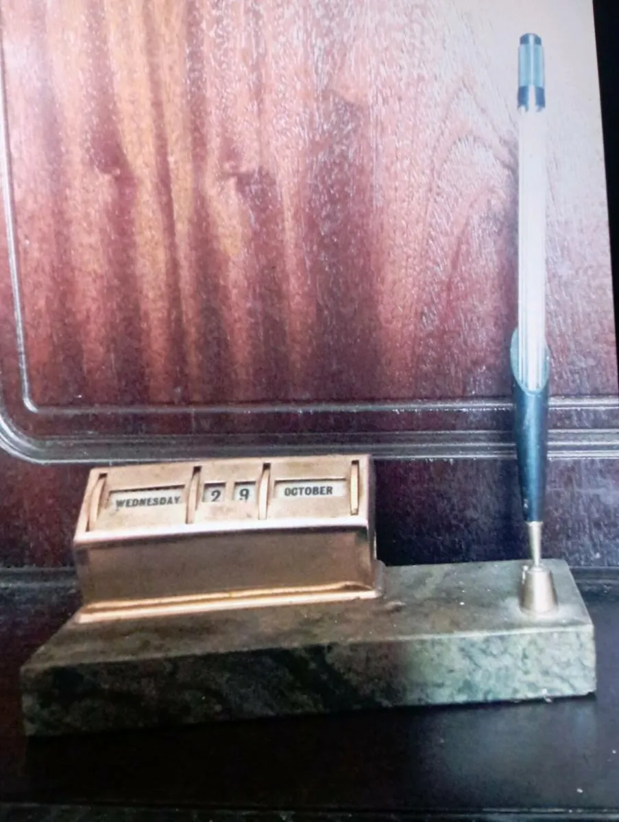 VINTAGE MARBLE  BASE PERPETUAL CALENDAR. - Image 1