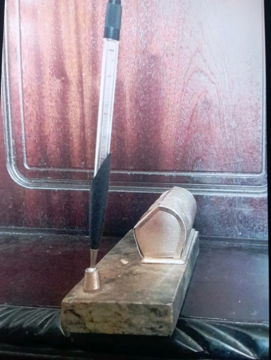 VINTAGE MARBLE  BASE PERPETUAL CALENDAR. - Image 2