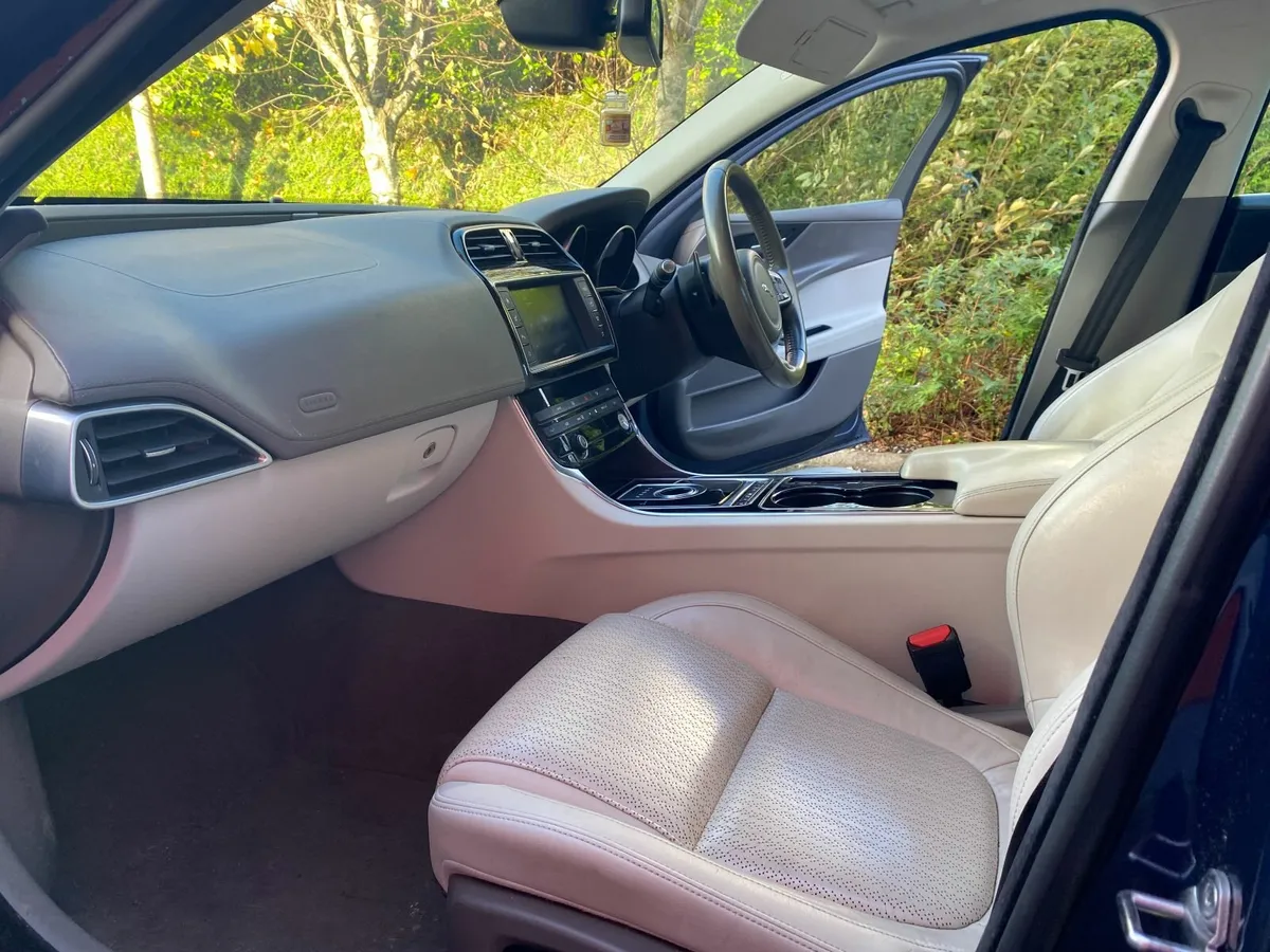 Jaguar XE 2015 - Image 2
