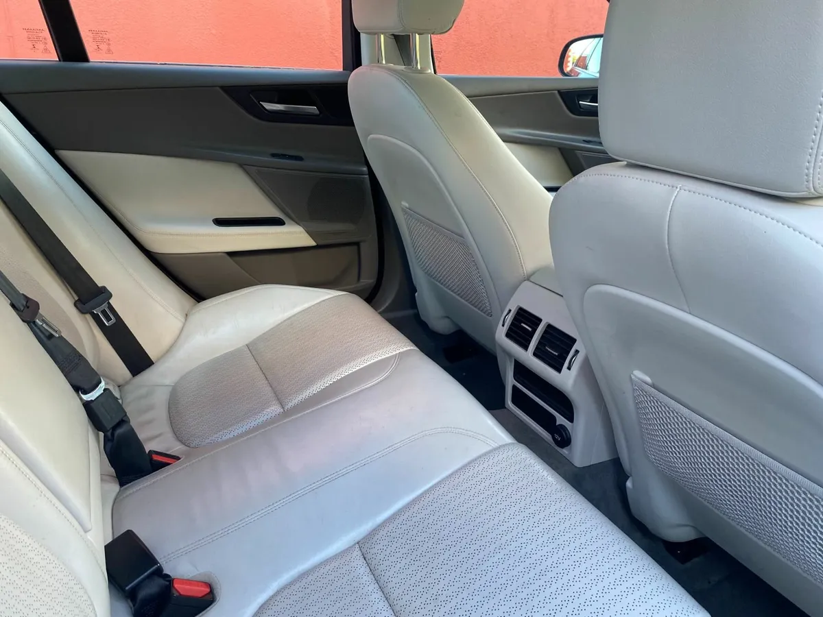 Jaguar XE 2015 - Image 4