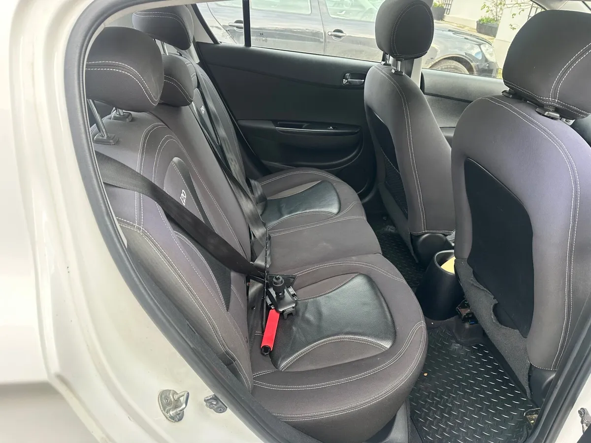 Hyundai i20 2010 - Image 2