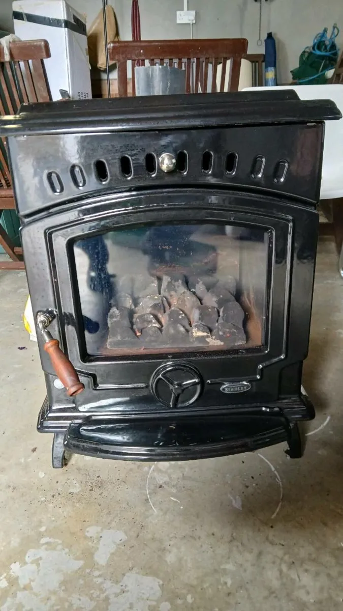 Stanley oil stove - Image 1