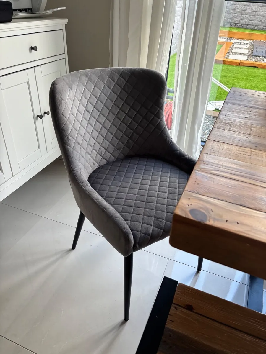 Table and chairs - Image 2