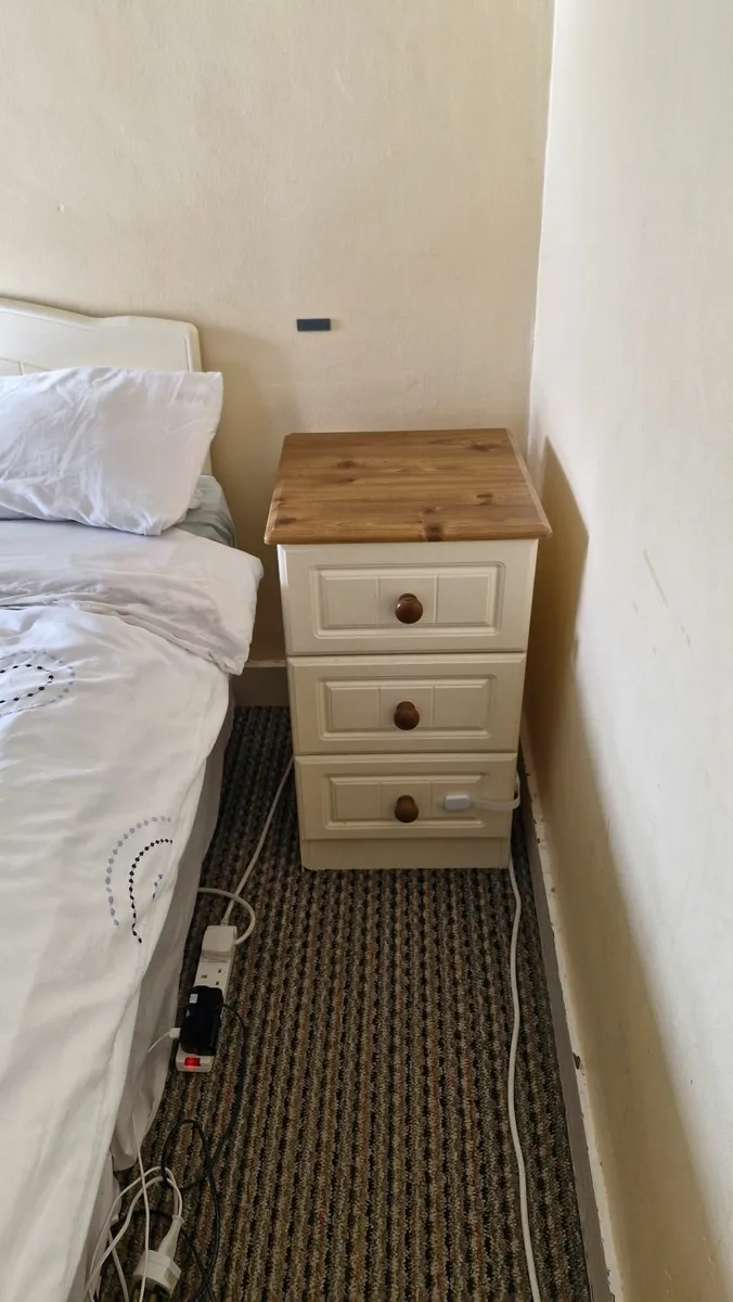 Bedroom furniture - Image 3