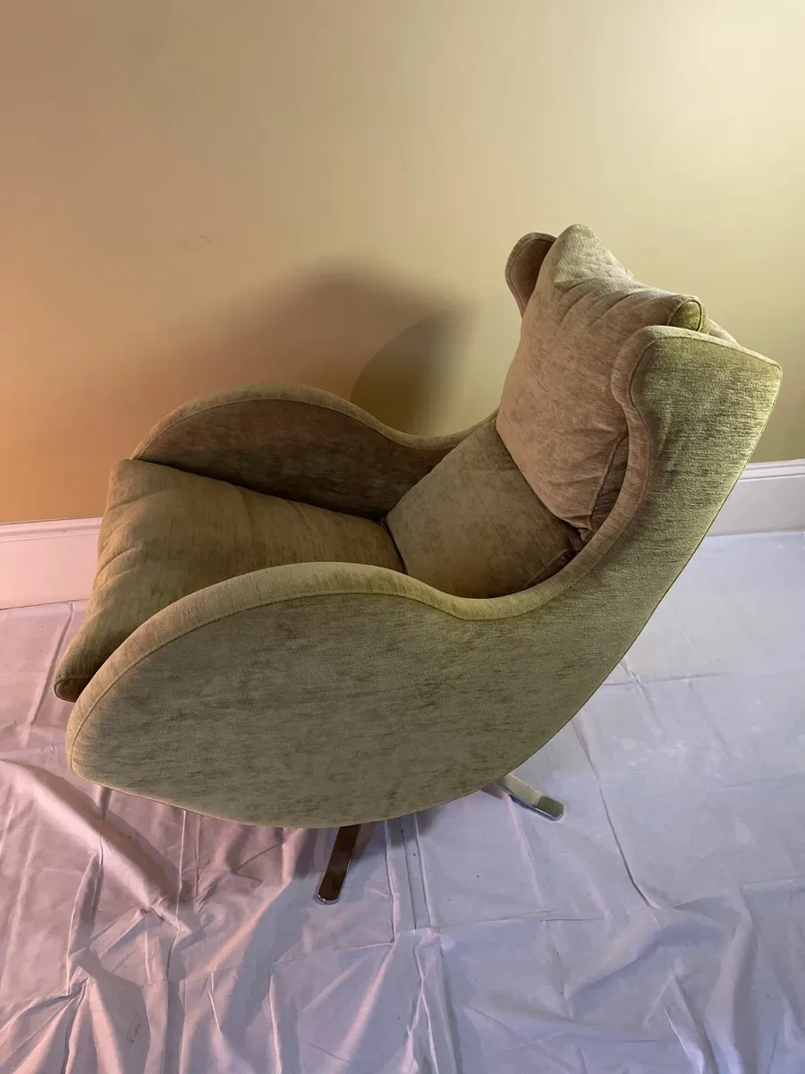 Retro-Style Swivel Armchair in Olive Green - Image 1