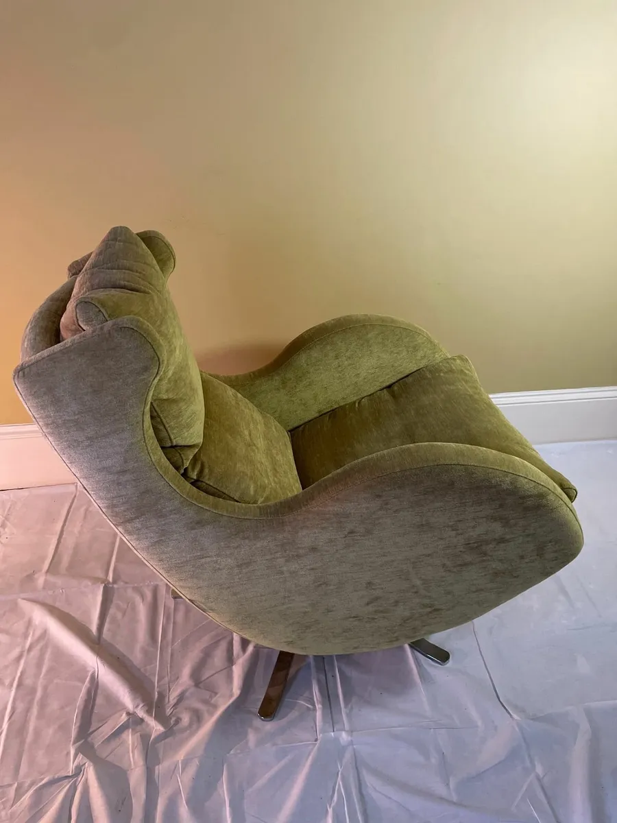Retro-Style Swivel Armchair in Olive Green - Image 4