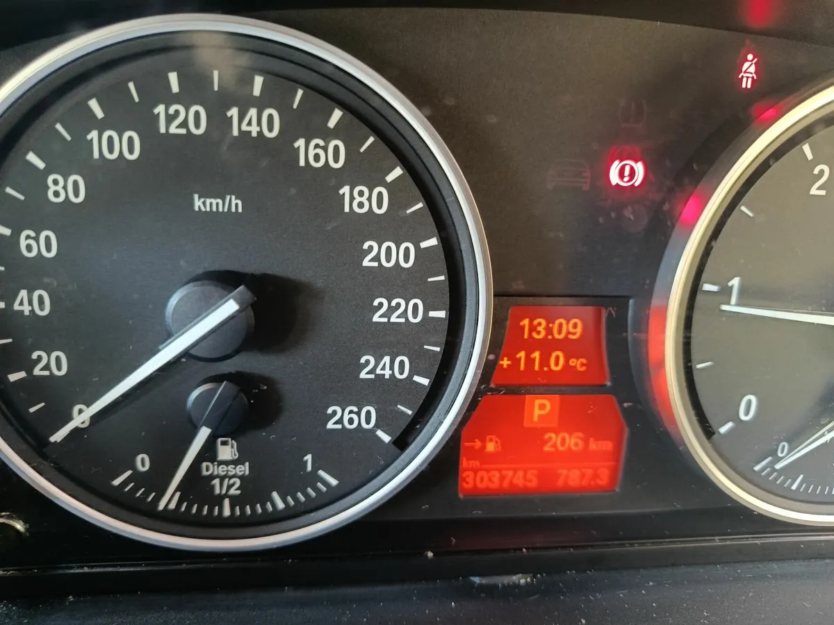 BMW 5-Series 2009 - Image 2