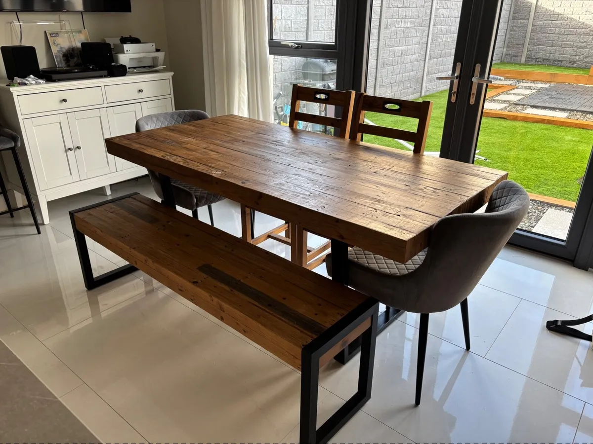 Table and chairs - Image 1