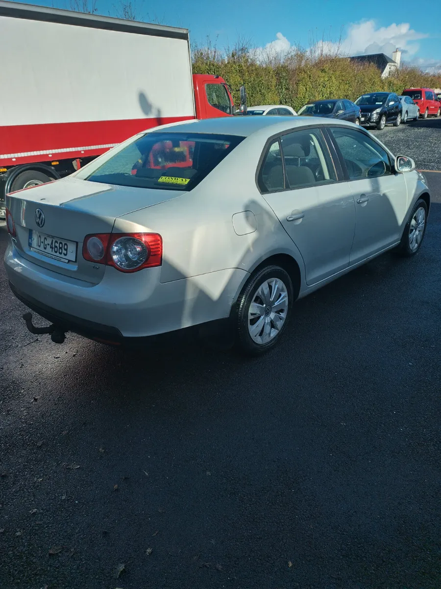 Volkswagen Jetta 2010 - Image 2