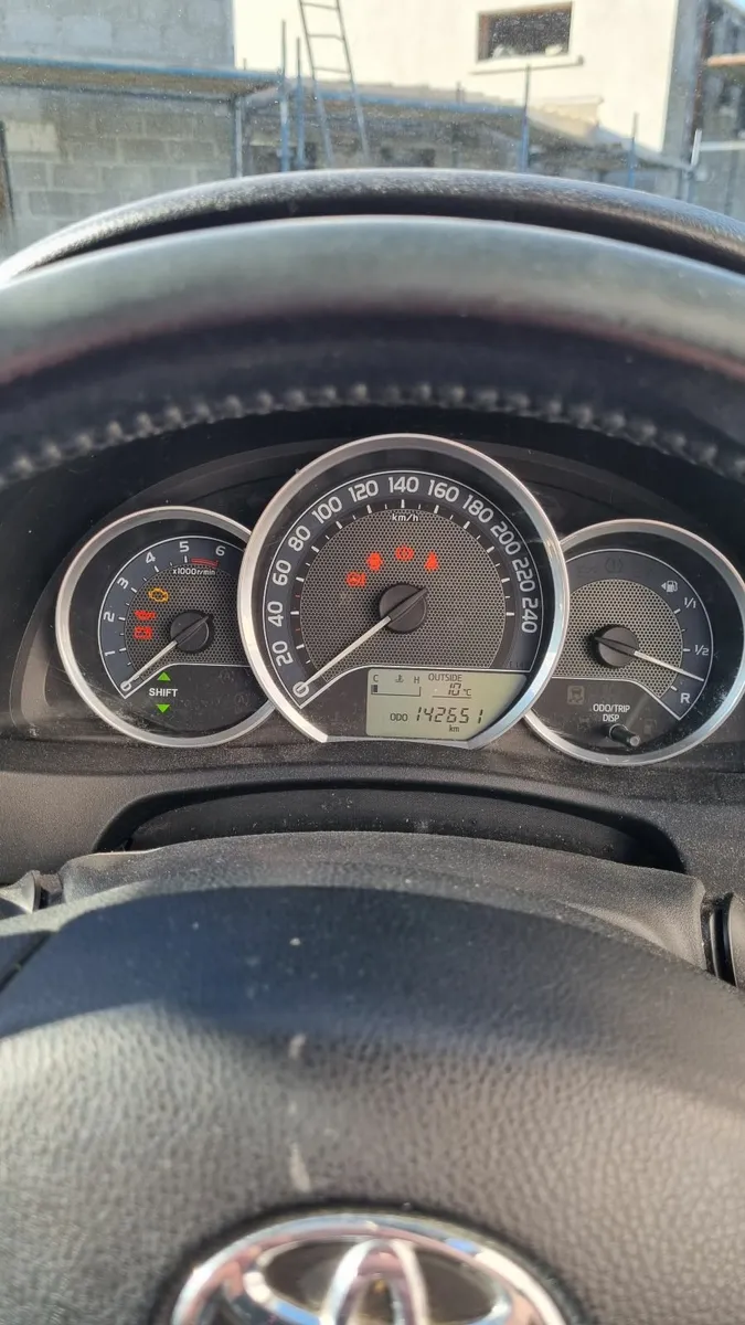 Toyota Auris 2015 - Image 2