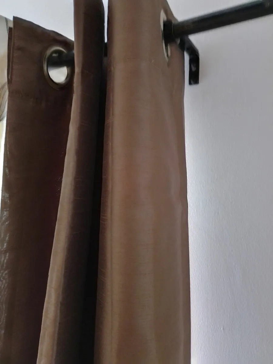 PAIR OF BRONZE EYELET CURTAINS. 90x 90. NOT LINED. - Image 1