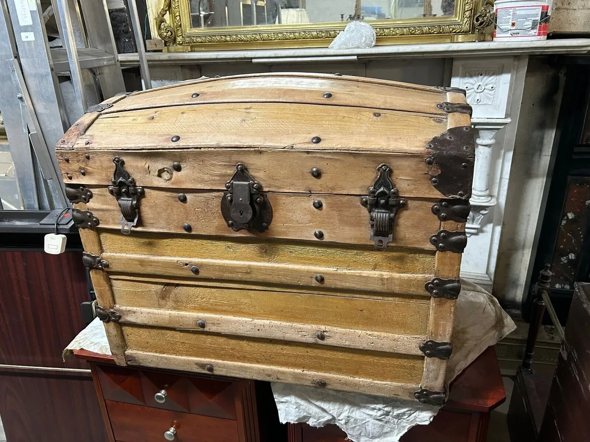 Antique Victorian travelling chest - Image 1