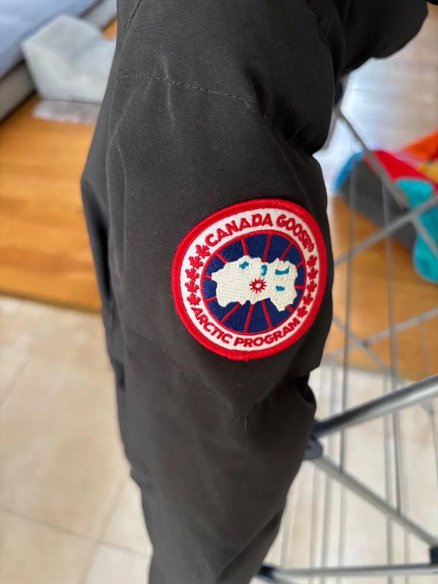 Canada goose womens chelsea parka size M - Image 3