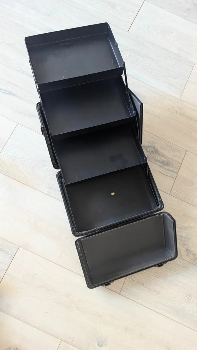 FREE makeup box - Image 2