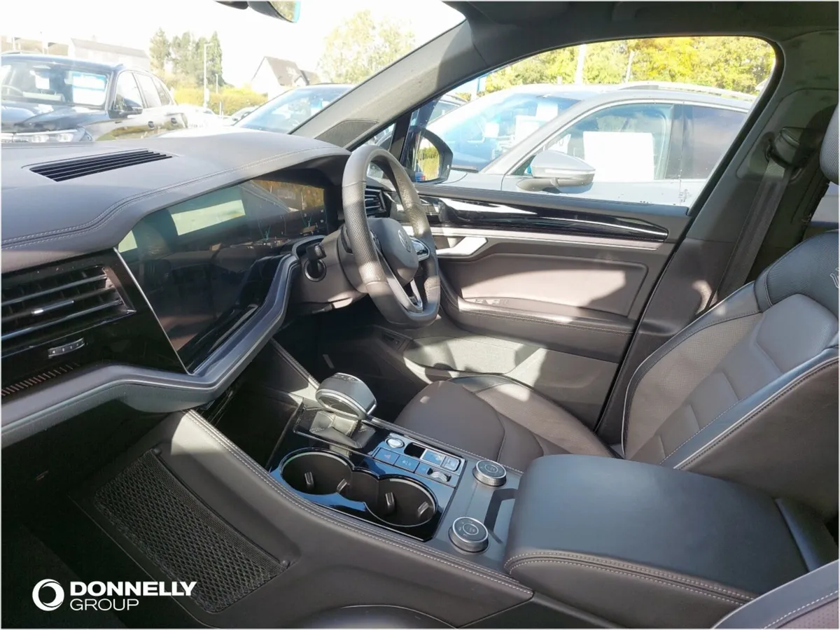 Volkswagen Touareg Diesel Estate Black Edition - Image 2