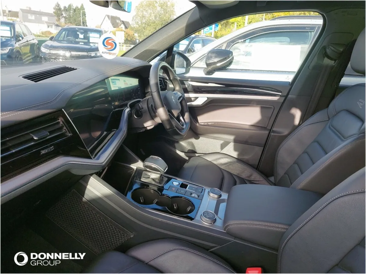 Volkswagen Touareg Diesel Estate Black Edition - Image 2