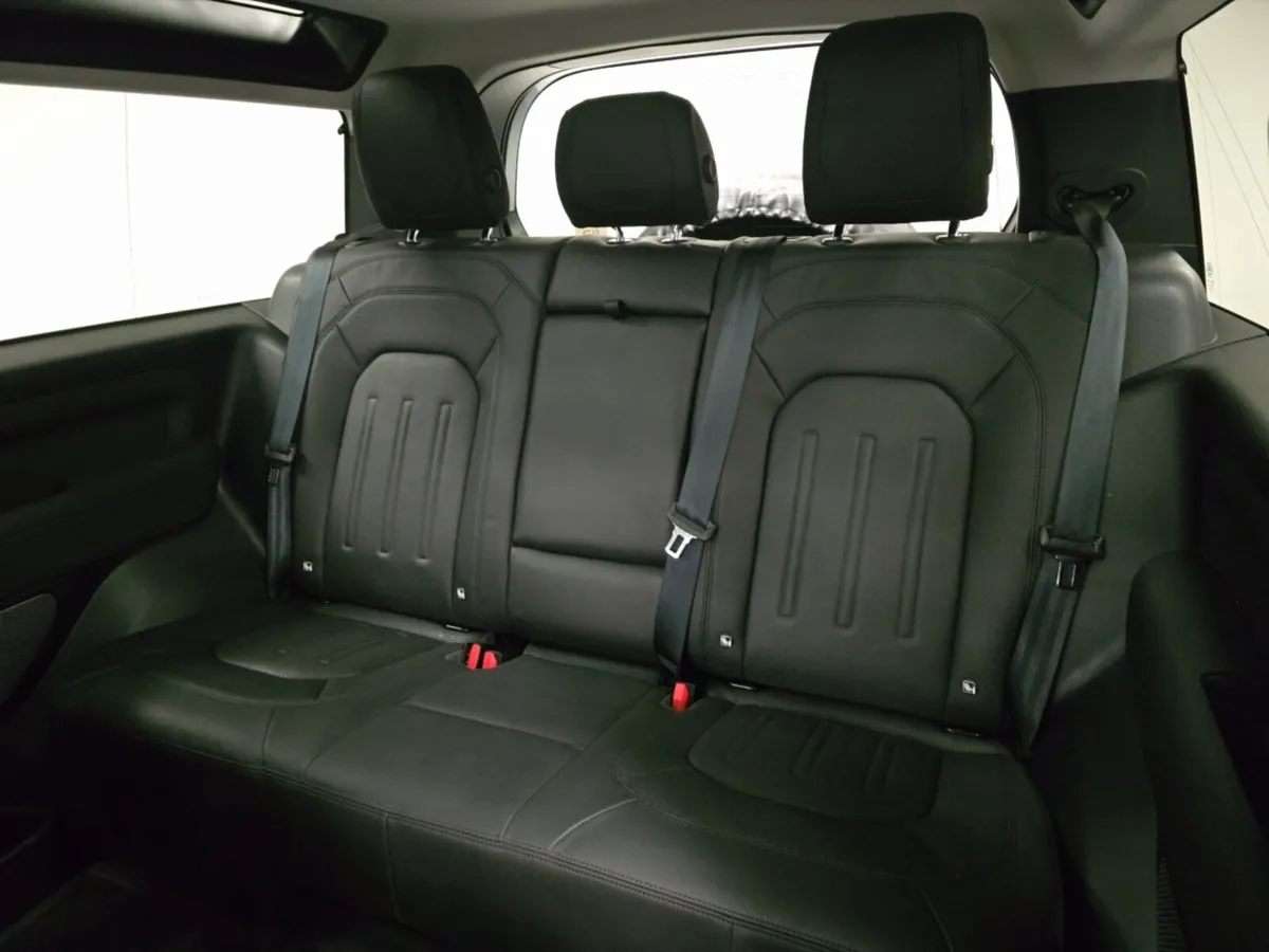 Land Rover Defender Diesel Estate SE - Image 4