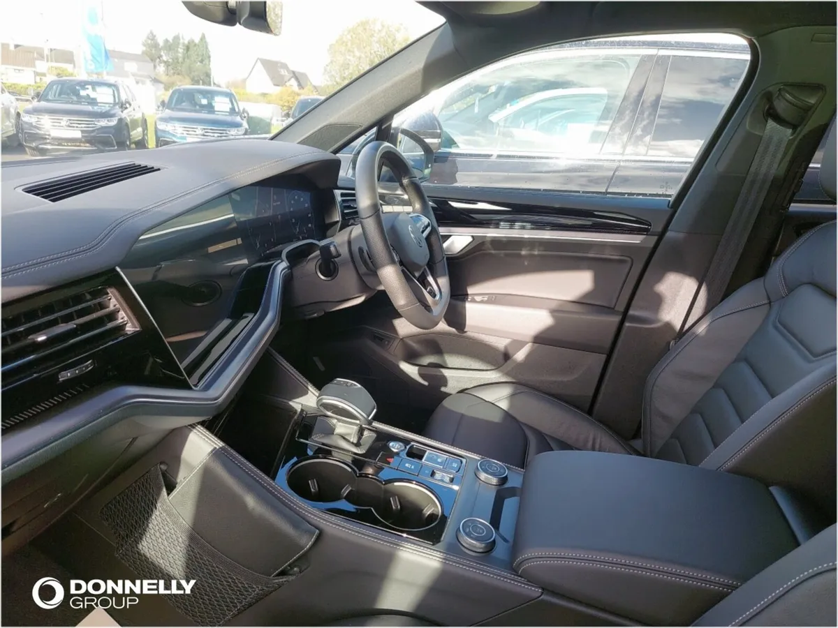 Volkswagen Touareg Diesel Estate Black Edition - Image 2