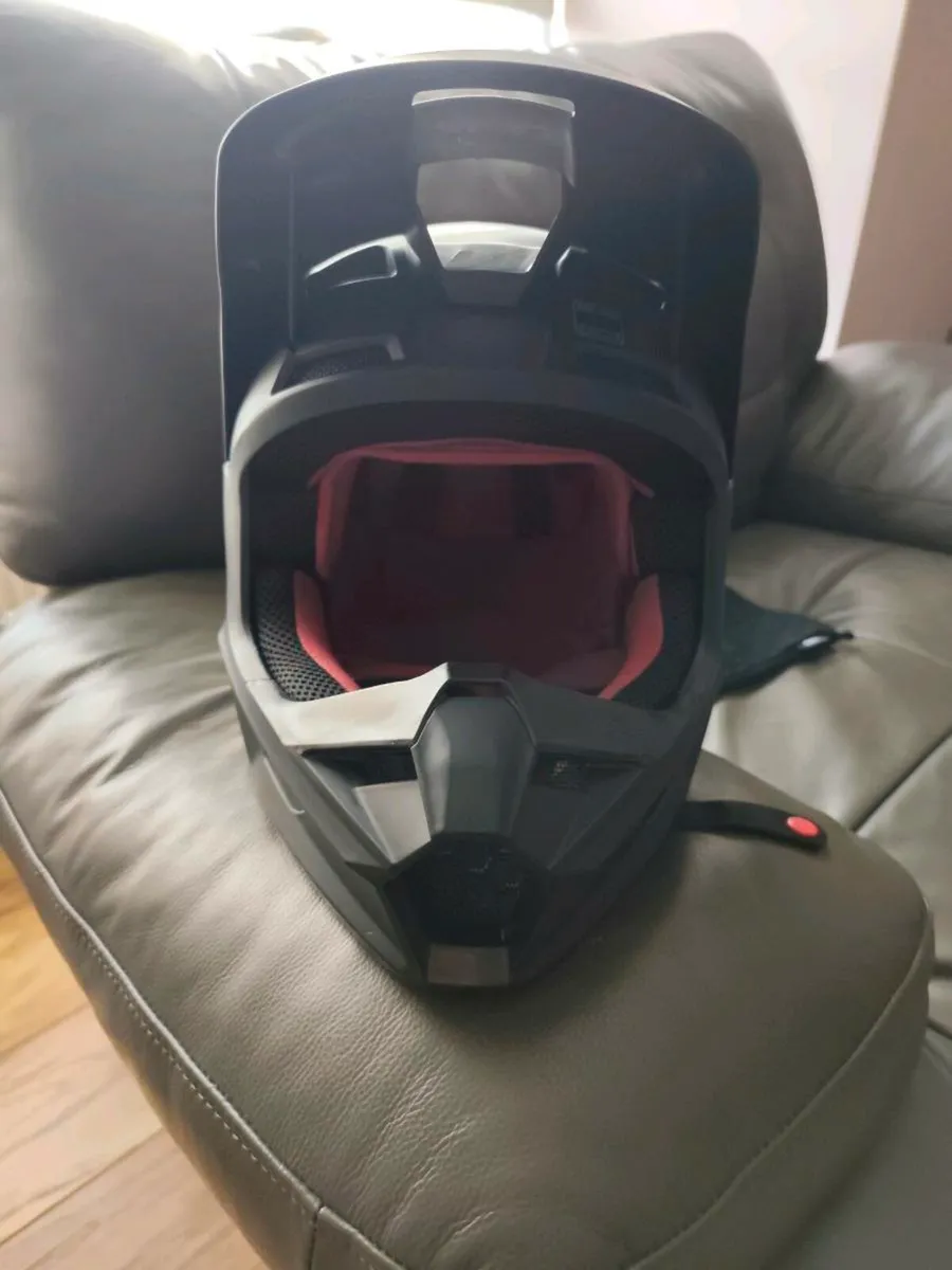 Fox V1 and OAKLEY - Image 1